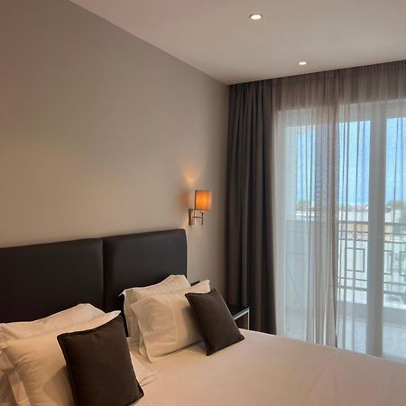 Coastline Luxury Apart Hotel Golem  Exteriör bild