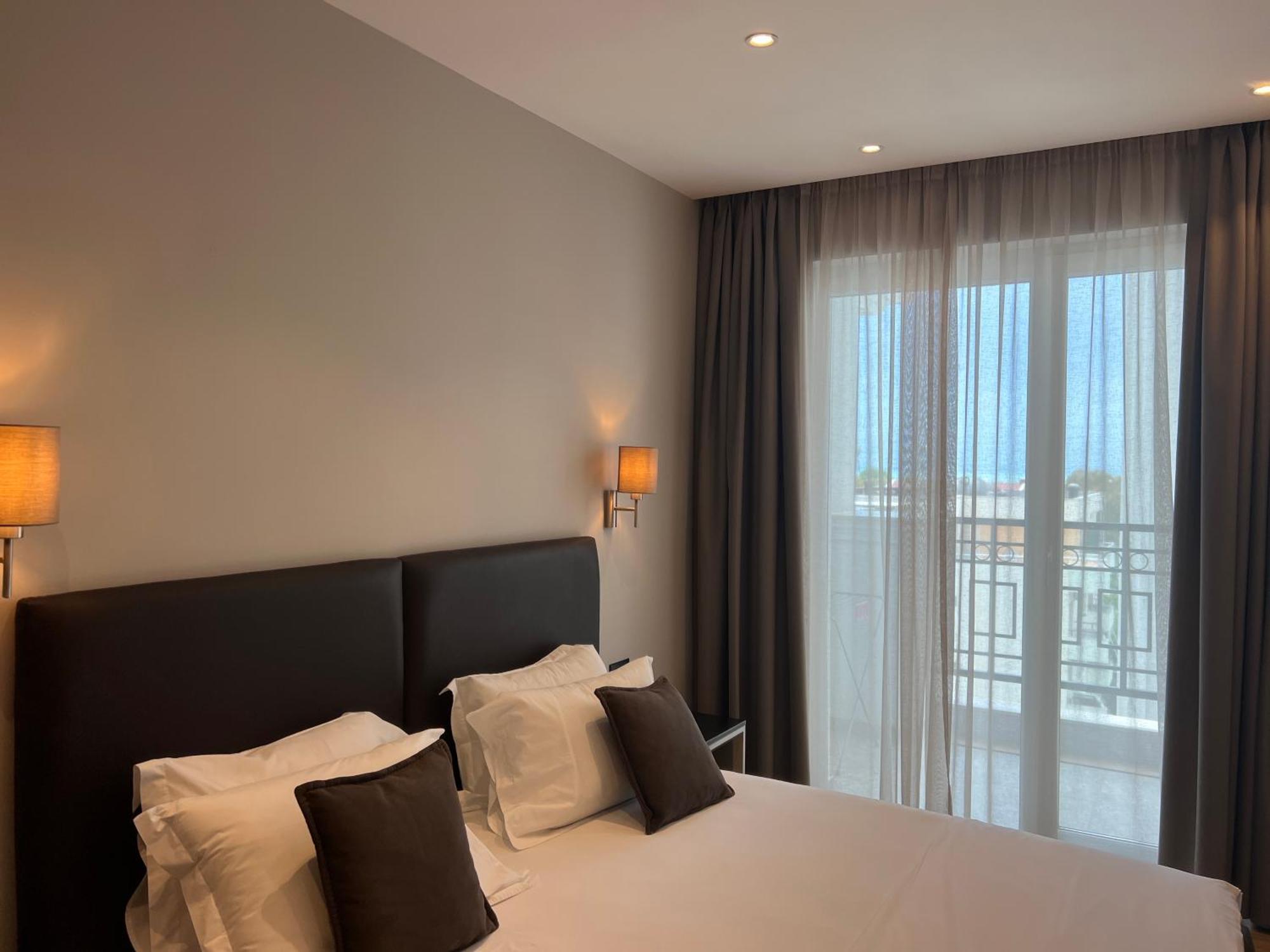 Coastline Luxury Apart Hotel Golem  Exteriör bild