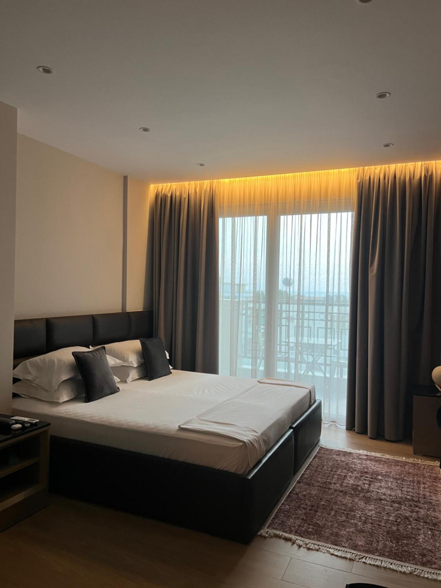 Coastline Luxury Apart Hotel Golem  Exteriör bild