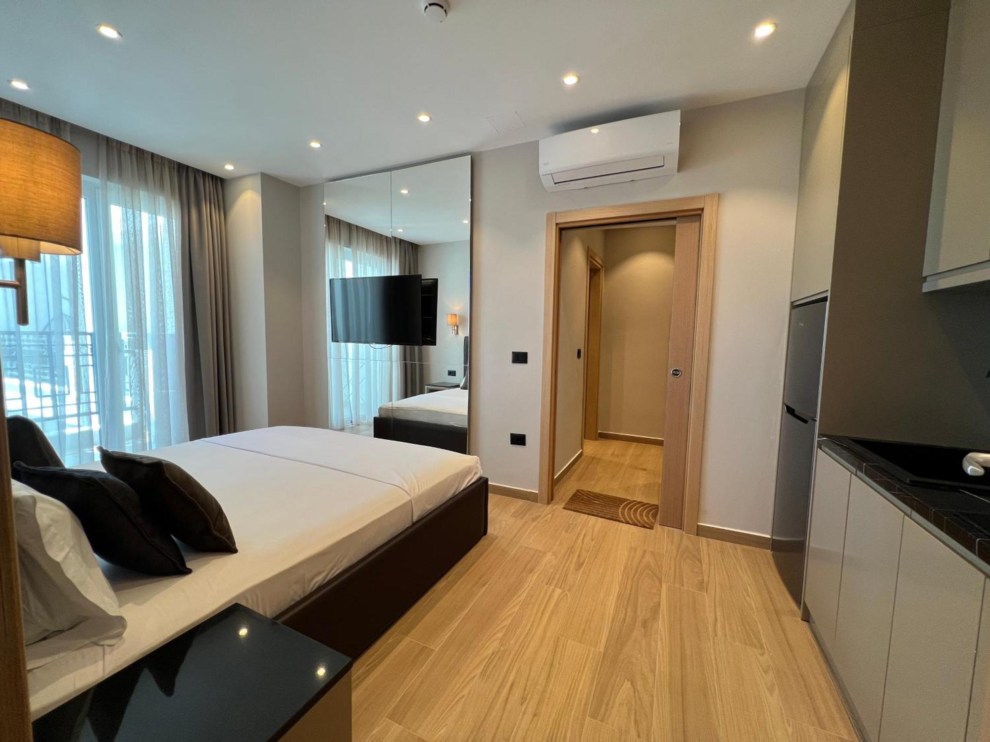 Coastline Luxury Apart Hotel Golem  Exteriör bild
