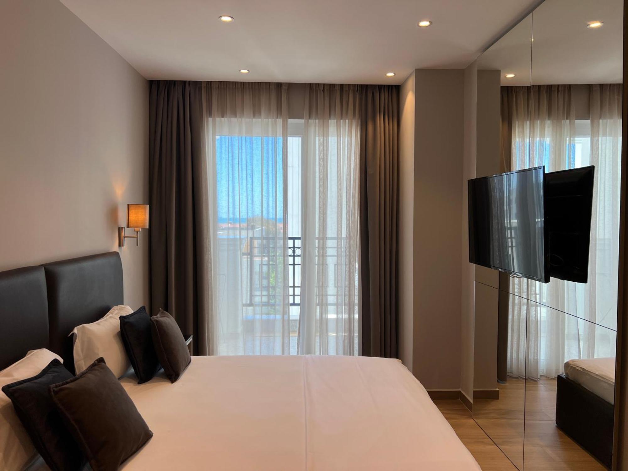 Coastline Luxury Apart Hotel Golem  Exteriör bild